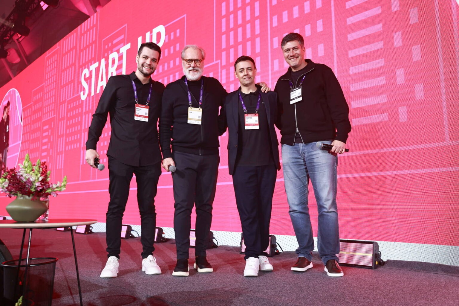 Equipe RVOPS no palco do ProXXIma IA Startups 2026, no WTC Events Center