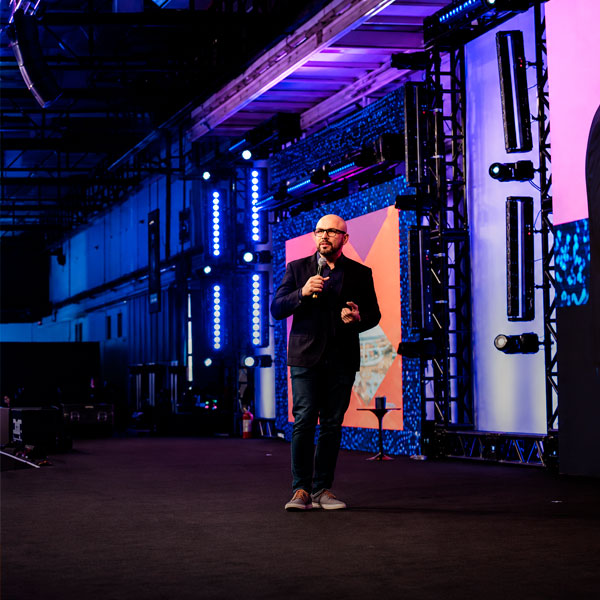 Palestrante no palco do B2B Summit